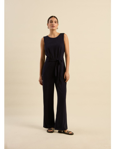 Combinaison ceinturée à jambes larges et plis formés