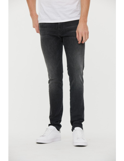 Denim semi enduit, carrot fit,taille medium,jambe ajustée, fourche légèrememt basse, resserré sur le bas