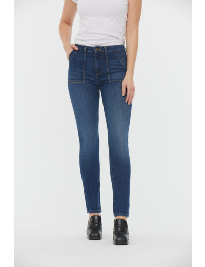 Denim slim fit, jambes ajustées, taille medium haute , poches plaquées