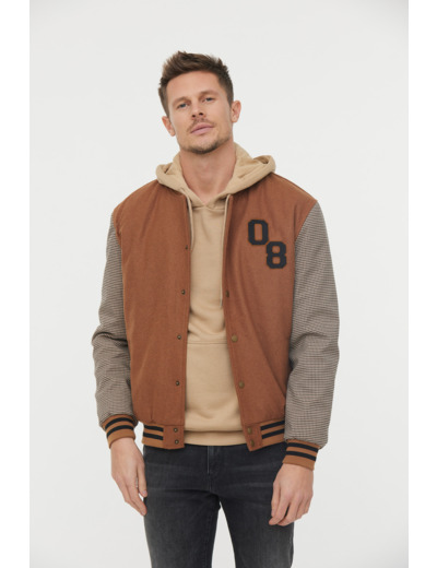 Teddy en lainage et manches à carreaux, badge «08» poitrine