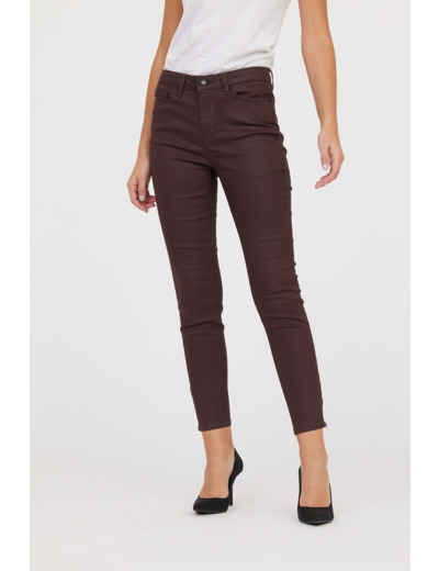 Denim enduit skinny fit cropped, jambes très ajustées "effet seconde peau", taille medium détail zip bas de jambe