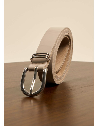 Ceinture en cuir avec une boucle en or