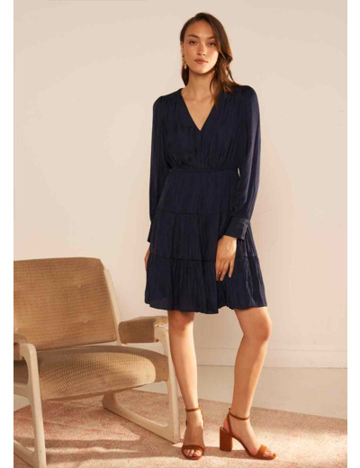 Robe courte satin à encolure V
