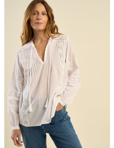 Blouse à col tunisien, macramé, dentelle et manches bouffantes