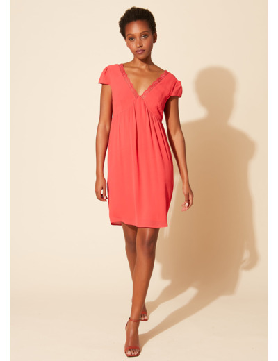 Robe courte avec détails en dentelle