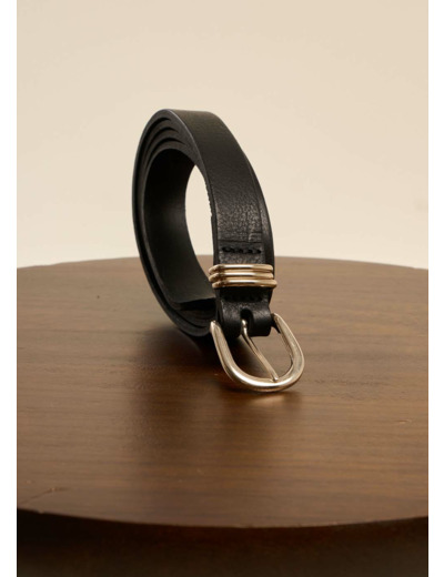 Ceinture en cuir avec une boucle en or