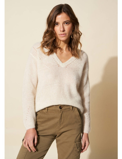 Pull col V avec finitions ajourées