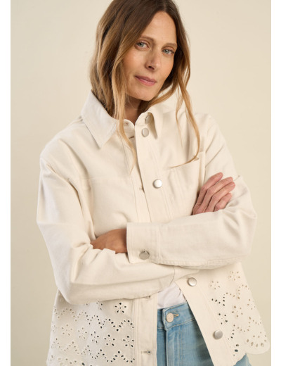 Veste avec de la broderie anglaise