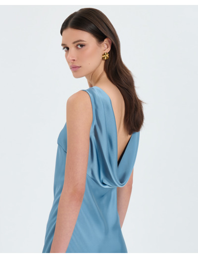 Robe satinée à dos bénitier bleu hortensia